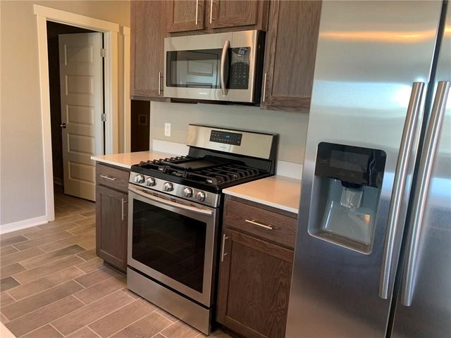 405 W Weymouth Court B, Siloam Springs, AR 72761