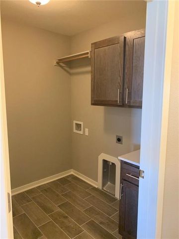 405 W Weymouth Court B, Siloam Springs, AR 72761