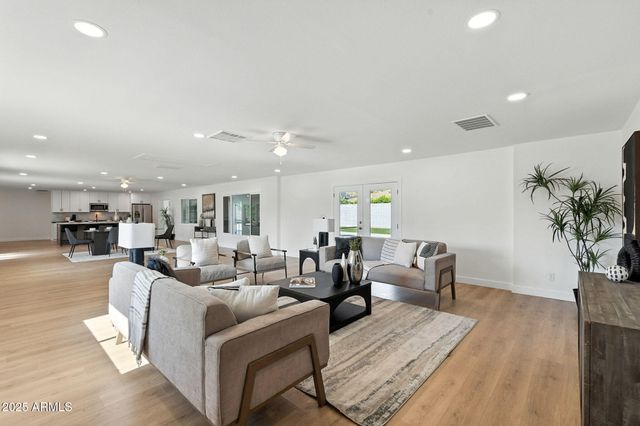 7637 N 7TH Avenue, Phoenix, AZ 85021