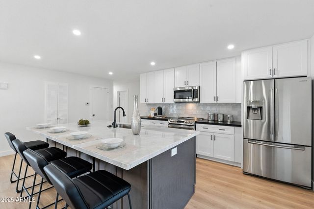 7637 N 7TH Avenue, Phoenix, AZ 85021