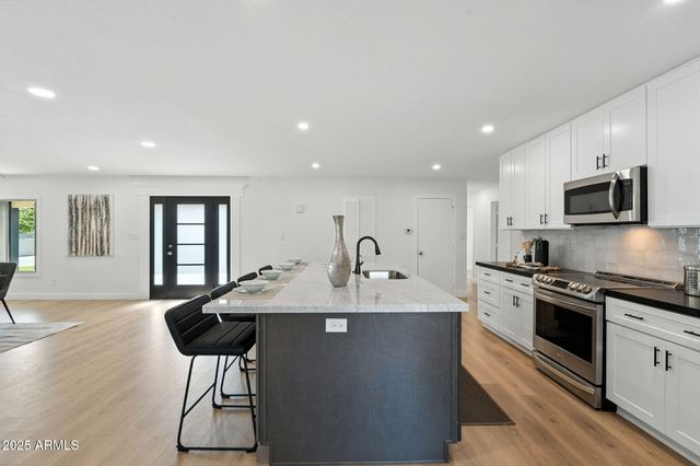 7637 N 7TH Avenue, Phoenix, AZ 85021