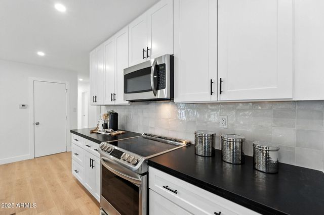 7637 N 7TH Avenue, Phoenix, AZ 85021