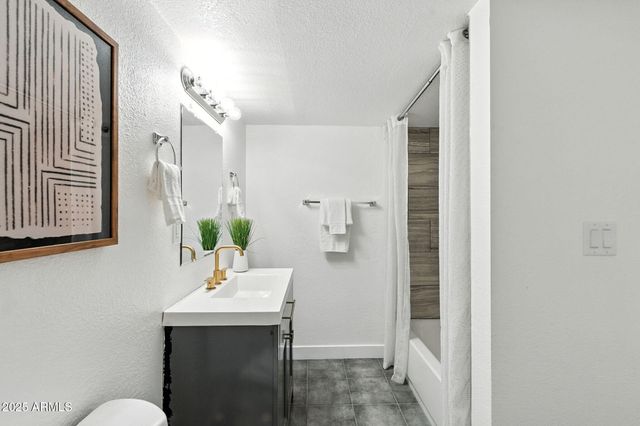 7637 N 7TH Avenue, Phoenix, AZ 85021