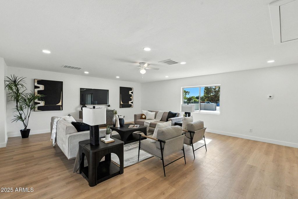 Image 10 of property listing at 7637 N 7TH Avenue, Phoenix, AZ 85021