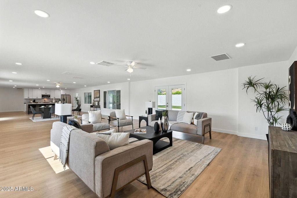 Image 12 of property listing at 7637 N 7TH Avenue, Phoenix, AZ 85021