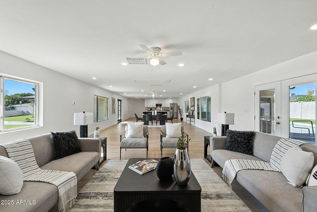 Image 13 of property listing at 7637 N 7TH Avenue, Phoenix, AZ 85021