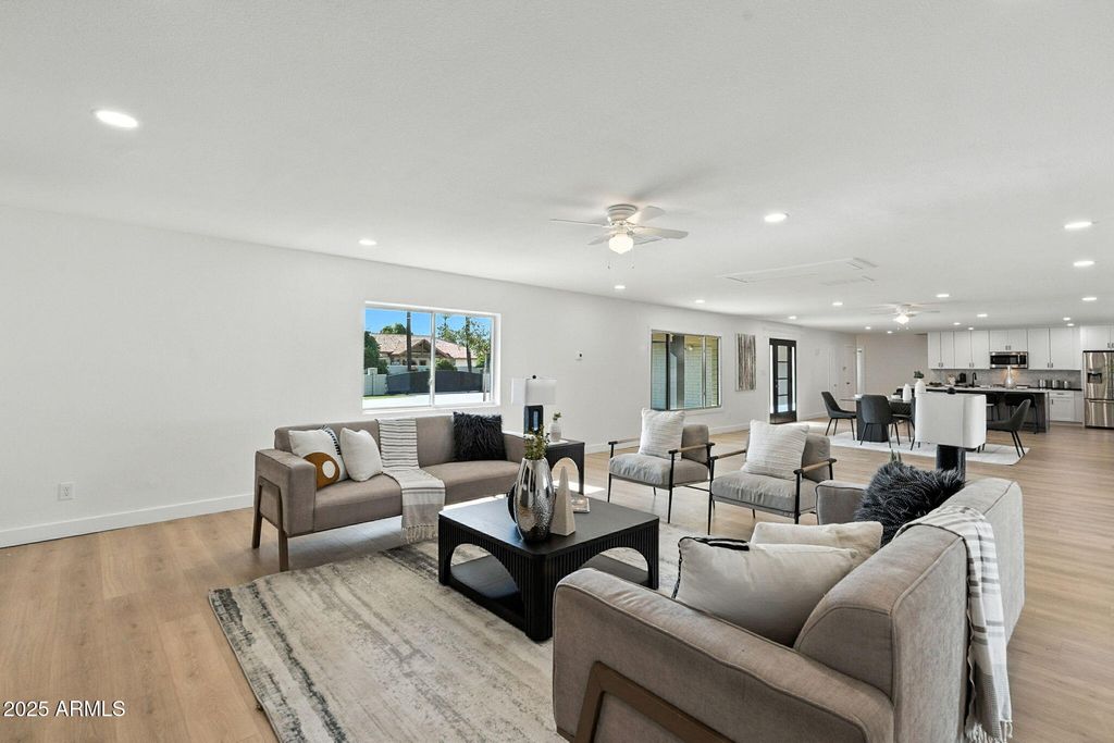 Image 14 of property listing at 7637 N 7TH Avenue, Phoenix, AZ 85021