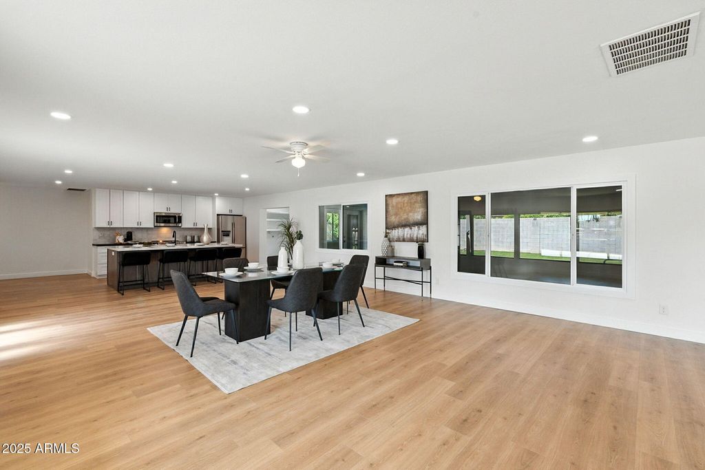 Image 16 of property listing at 7637 N 7TH Avenue, Phoenix, AZ 85021