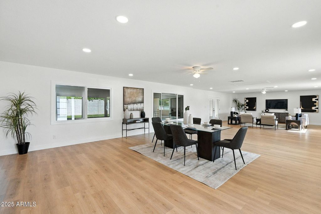 Image 17 of property listing at 7637 N 7TH Avenue, Phoenix, AZ 85021