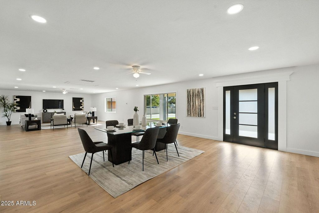 Image 18 of property listing at 7637 N 7TH Avenue, Phoenix, AZ 85021