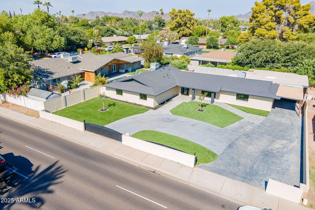Image 2 of property listing at 7637 N 7TH Avenue, Phoenix, AZ 85021