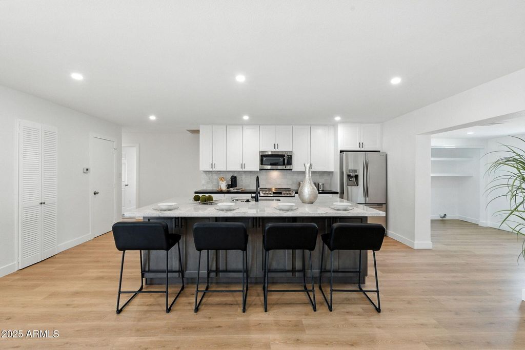 Image 20 of property listing at 7637 N 7TH Avenue, Phoenix, AZ 85021