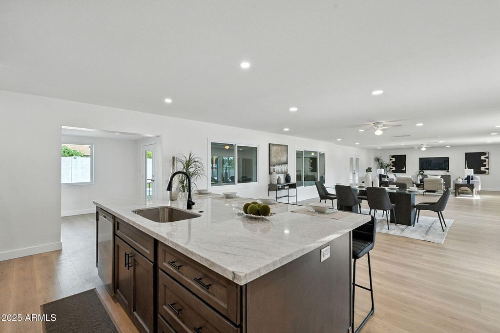 Image 23 of property listing at 7637 N 7TH Avenue, Phoenix, AZ 85021