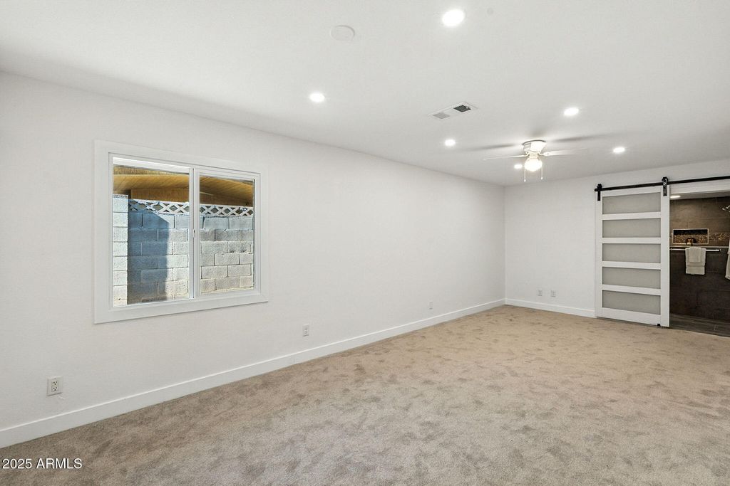 Image 26 of property listing at 7637 N 7TH Avenue, Phoenix, AZ 85021