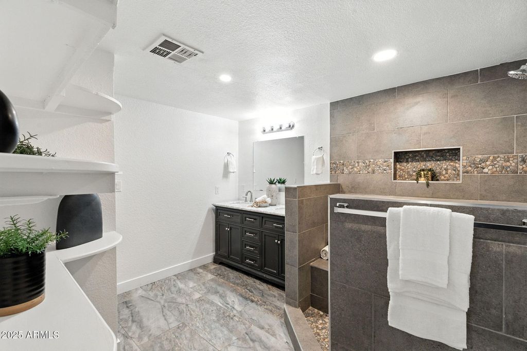 Image 29 of property listing at 7637 N 7TH Avenue, Phoenix, AZ 85021