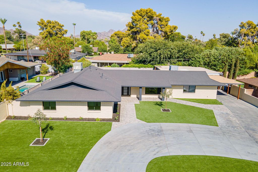 Image 3 of property listing at 7637 N 7TH Avenue, Phoenix, AZ 85021