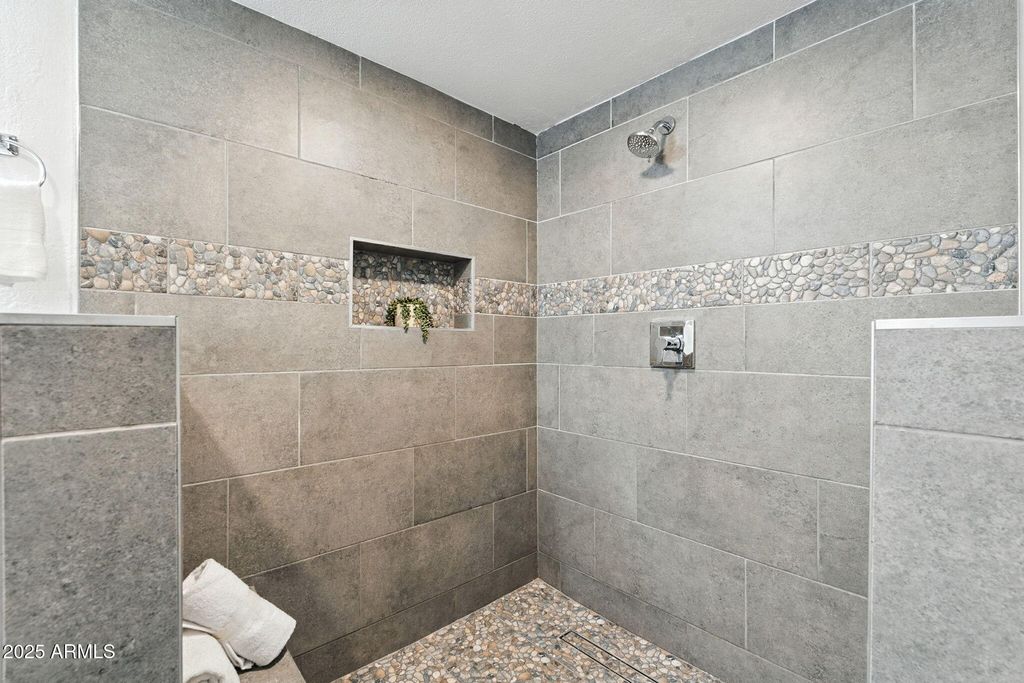 Image 30 of property listing at 7637 N 7TH Avenue, Phoenix, AZ 85021