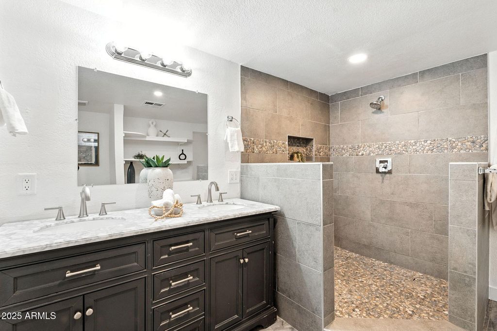 Image 31 of property listing at 7637 N 7TH Avenue, Phoenix, AZ 85021