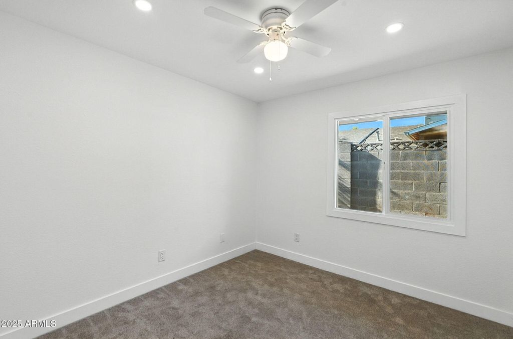 Image 32 of property listing at 7637 N 7TH Avenue, Phoenix, AZ 85021