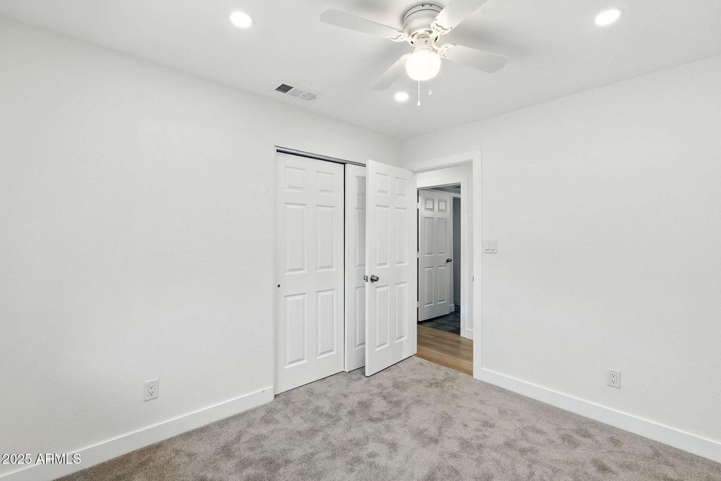 Image 33 of property listing at 7637 N 7TH Avenue, Phoenix, AZ 85021
