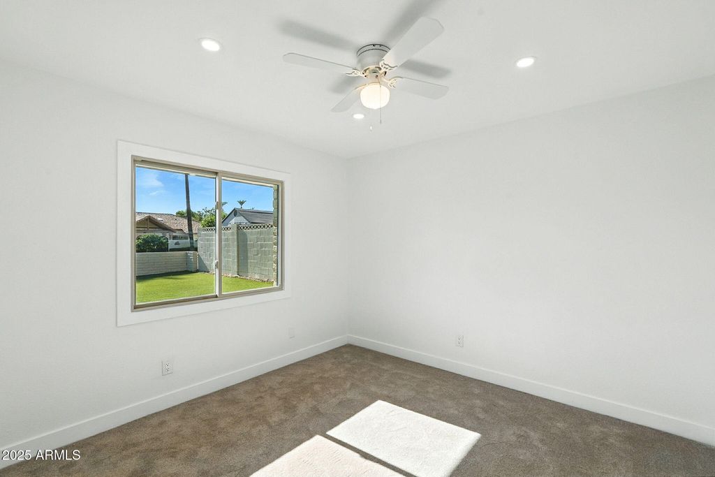 Image 34 of property listing at 7637 N 7TH Avenue, Phoenix, AZ 85021