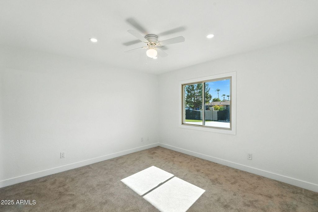 Image 36 of property listing at 7637 N 7TH Avenue, Phoenix, AZ 85021