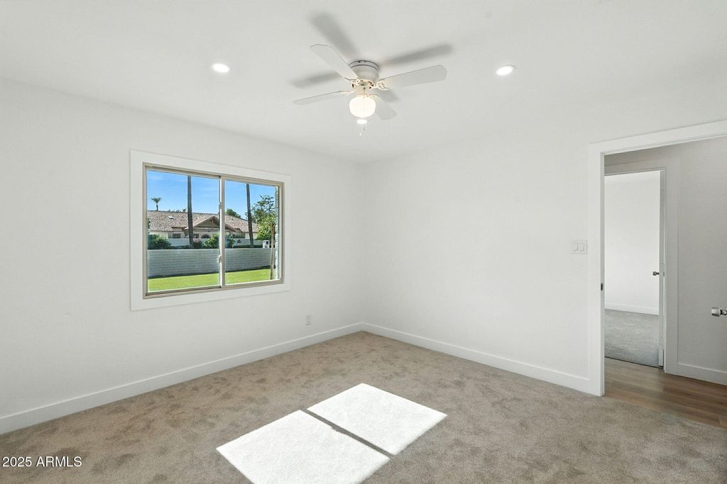 Image 37 of property listing at 7637 N 7TH Avenue, Phoenix, AZ 85021