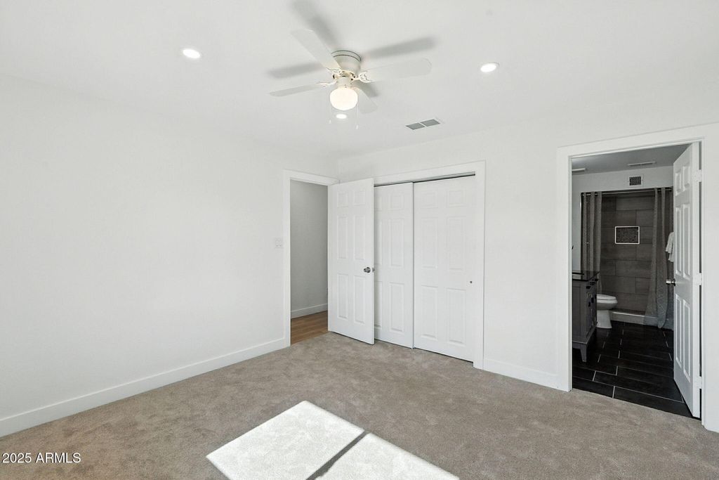 Image 38 of property listing at 7637 N 7TH Avenue, Phoenix, AZ 85021