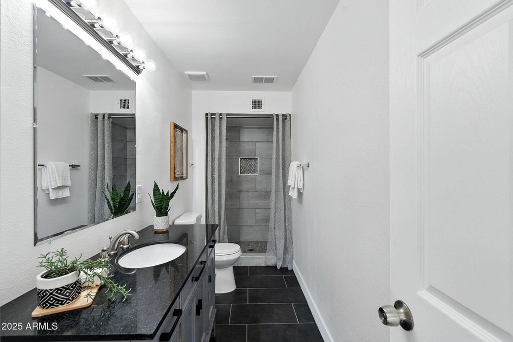 Image 39 of property listing at 7637 N 7TH Avenue, Phoenix, AZ 85021