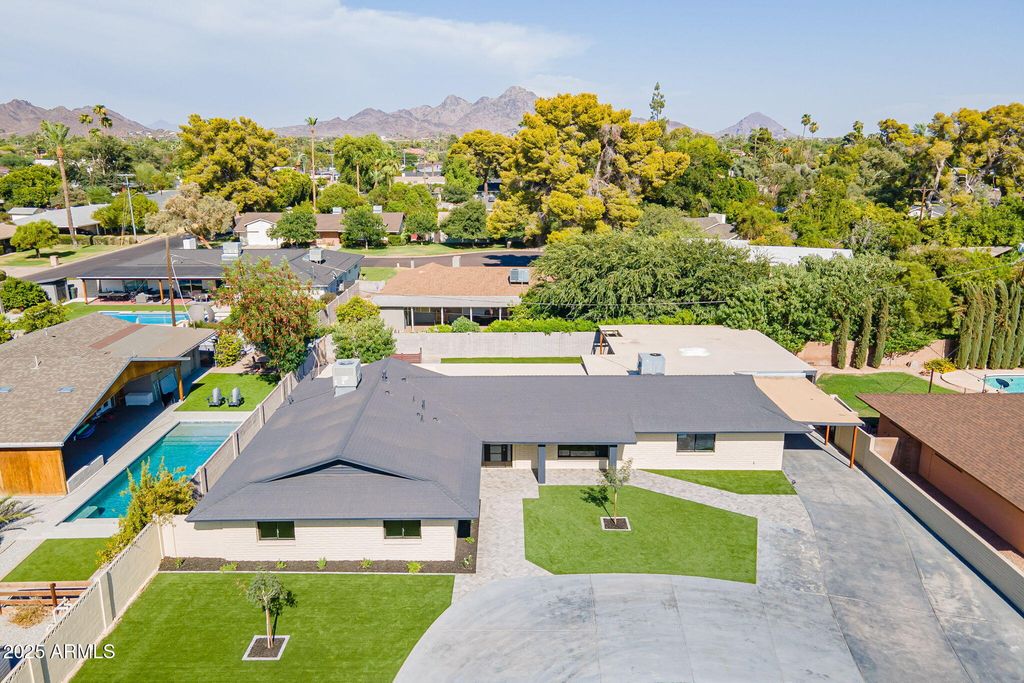 Image 4 of property listing at 7637 N 7TH Avenue, Phoenix, AZ 85021