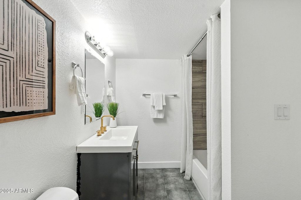 Image 40 of property listing at 7637 N 7TH Avenue, Phoenix, AZ 85021