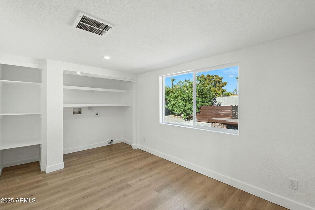 Image 41 of property listing at 7637 N 7TH Avenue, Phoenix, AZ 85021