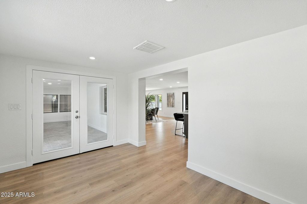 Image 42 of property listing at 7637 N 7TH Avenue, Phoenix, AZ 85021