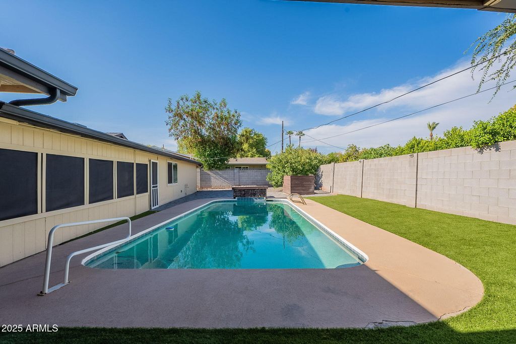 Image 48 of property listing at 7637 N 7TH Avenue, Phoenix, AZ 85021