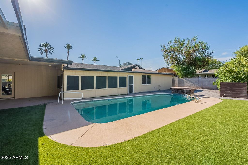 Image 49 of property listing at 7637 N 7TH Avenue, Phoenix, AZ 85021