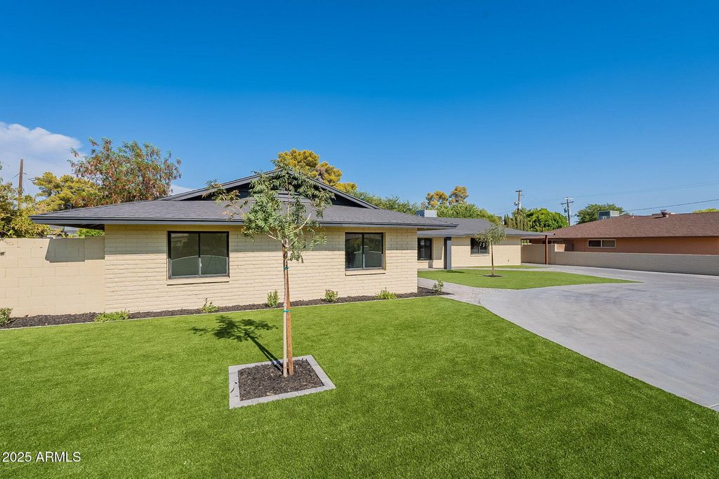 Image 5 of property listing at 7637 N 7TH Avenue, Phoenix, AZ 85021