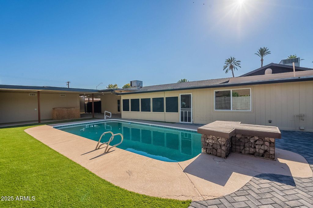 Image 51 of property listing at 7637 N 7TH Avenue, Phoenix, AZ 85021