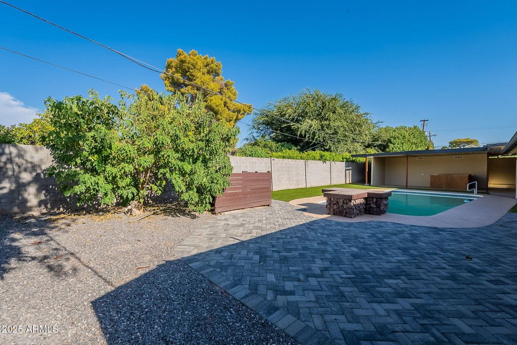 Image 52 of property listing at 7637 N 7TH Avenue, Phoenix, AZ 85021
