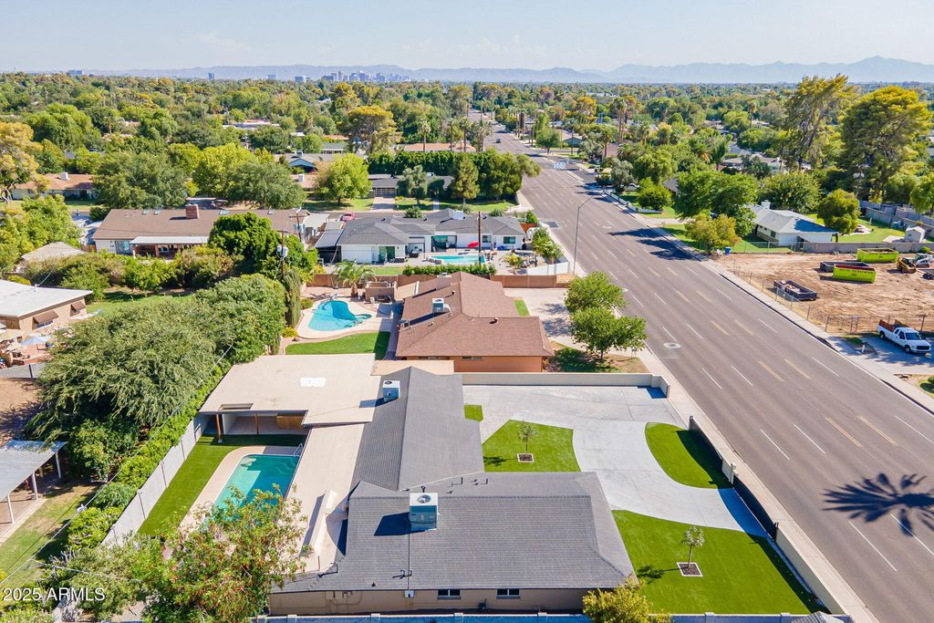 Image 55 of property listing at 7637 N 7TH Avenue, Phoenix, AZ 85021