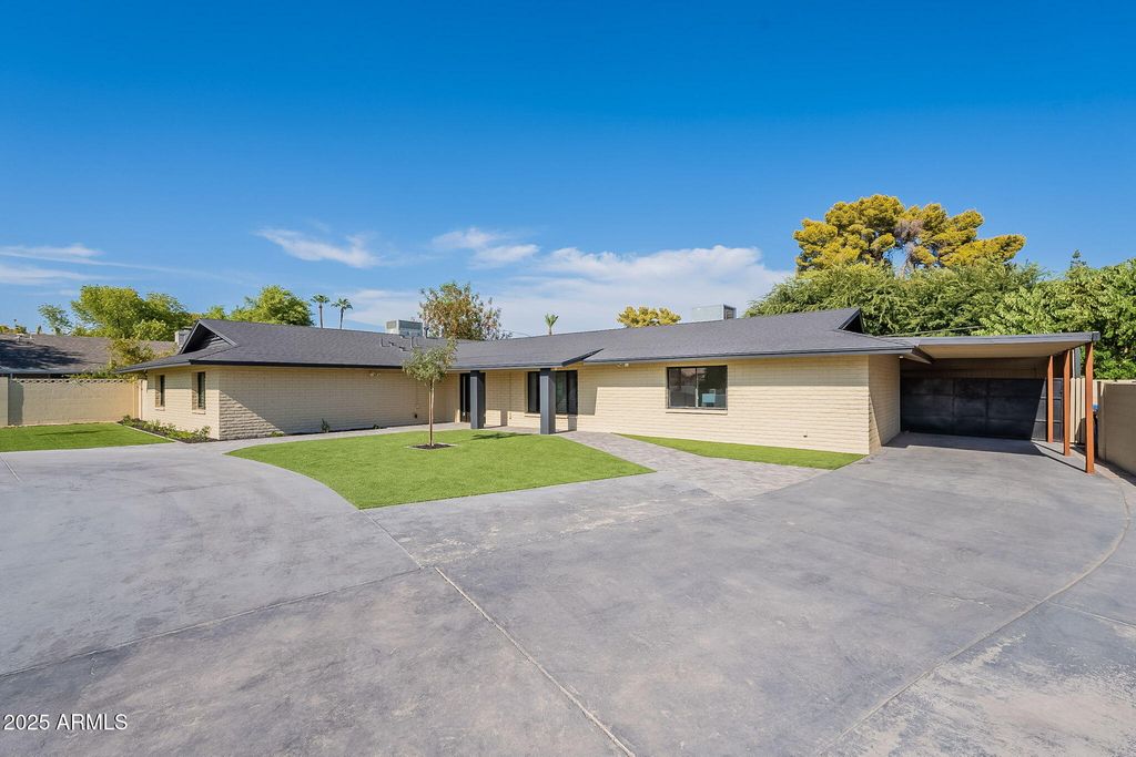 Image 7 of property listing at 7637 N 7TH Avenue, Phoenix, AZ 85021
