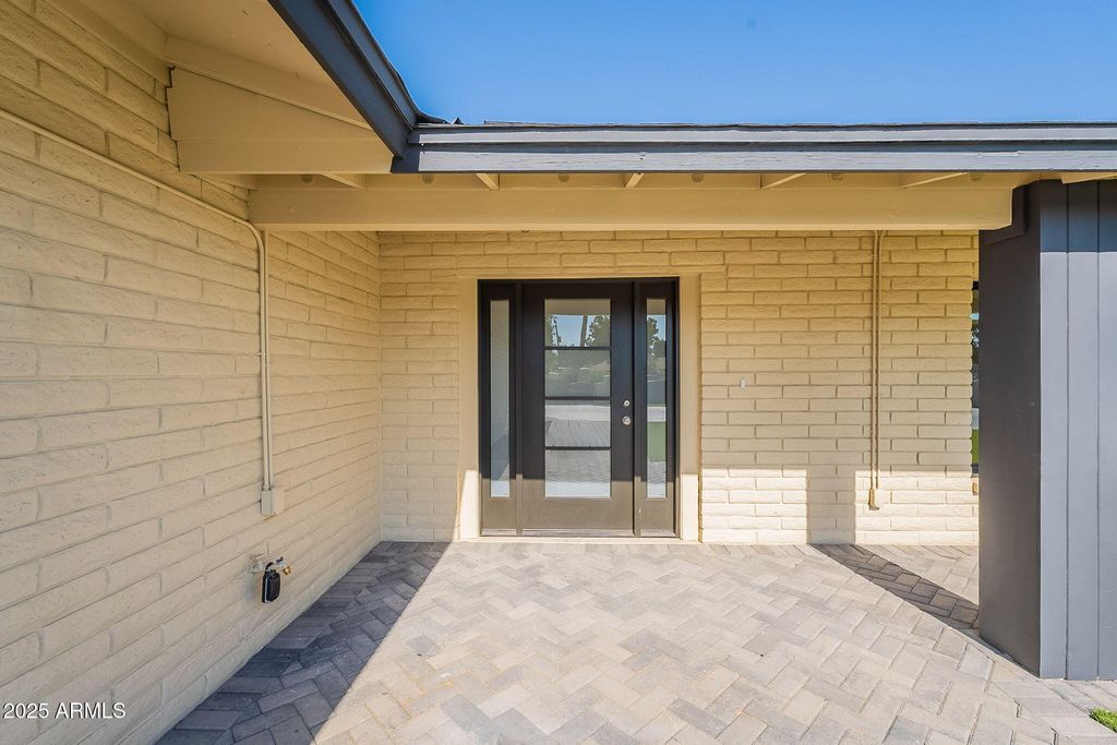Image 8 of property listing at 7637 N 7TH Avenue, Phoenix, AZ 85021