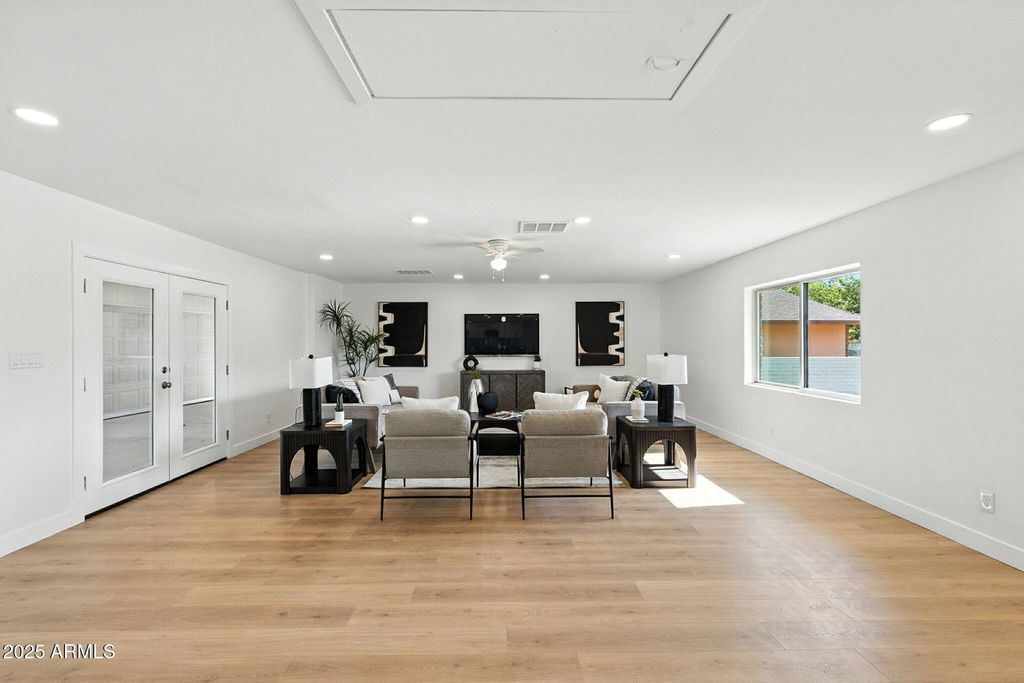 Image 9 of property listing at 7637 N 7TH Avenue, Phoenix, AZ 85021