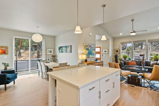 1078 E Black Butte Avenue, Sisters, OR 97759