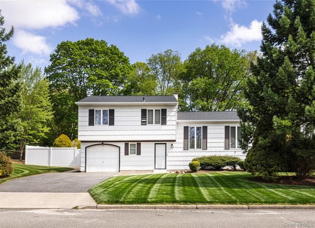 7 Mount McKinley Avenue, Farmingville, NY 11738