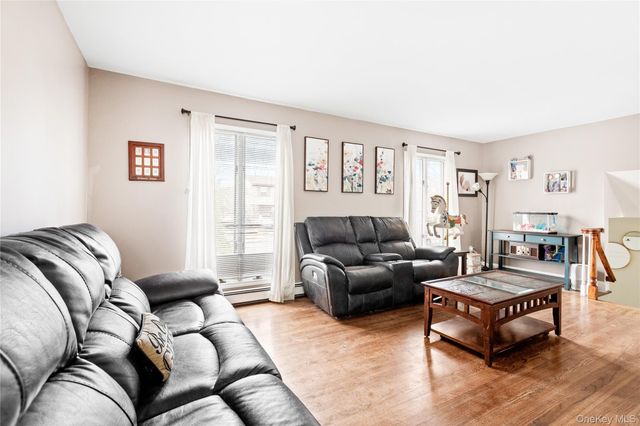 7 Mount McKinley Avenue, Farmingville, NY 11738