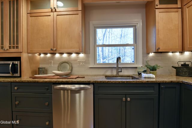 871 Maxwell Drive, Niskayuna, NY 12309