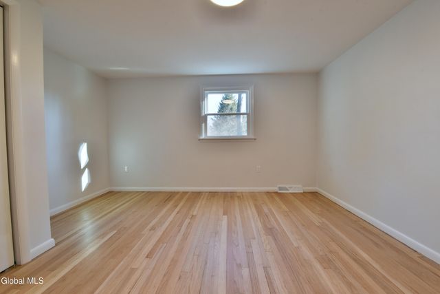 871 Maxwell Drive, Niskayuna, NY 12309