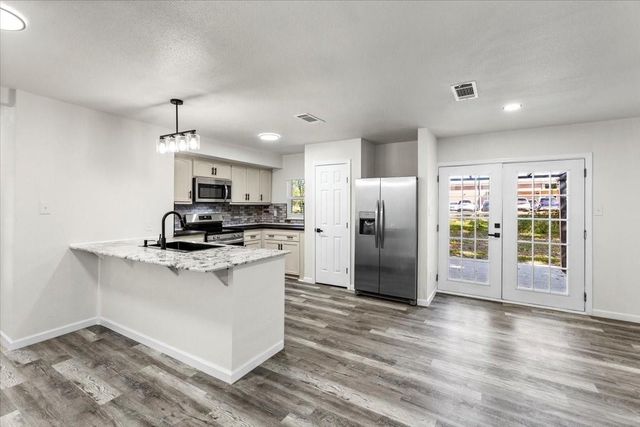 8718 Acorn Lane, Hitchcock, TX 77563