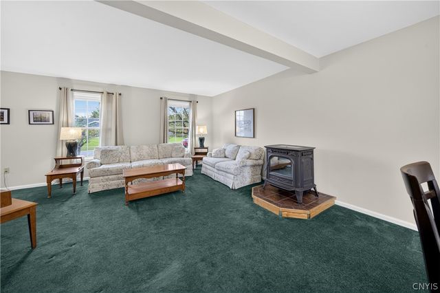 6143 Palisades Dr, Cicero, NY 13039