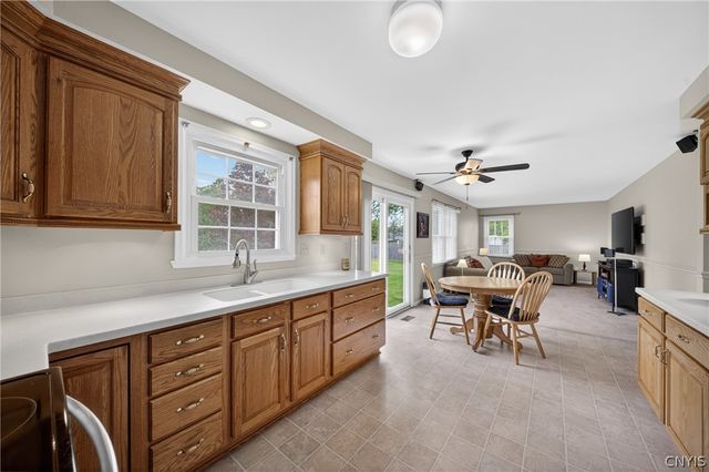 6143 Palisades Dr, Cicero, NY 13039